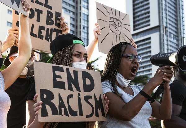 反对种族主义和争取平等的积极分子运动 不同年龄和不同种族的示威者为争取平等权利而举行的示威游行 黑人生活问题街头抗议概念 — 图库照片