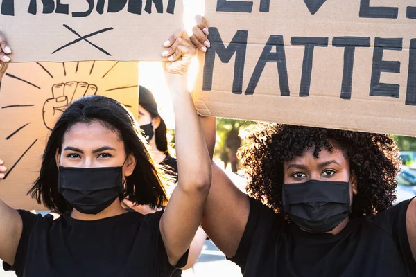 黑人生命问题积极分子运动抗议种族主义和争取平等 来自不同文化和种族的示威者走上街头寻求正义和平等权利 — 图库照片