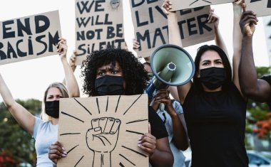 Irkçılığı ve eşitlik mücadelesini protesto eden aktivist hareket - farklı kültürlerden göstericiler ve eşit haklar için sokakta ırk protestoları - Siyahi yaşamları şehir kavramını protesto ediyor