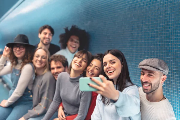 Groep Jonge Vrienden Nemen Selfie Met Mobiele Smartphone Metro Ondergrondse — Stockfoto