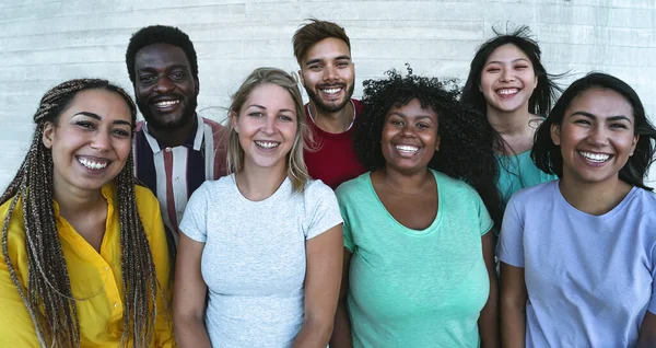 Група Багаторасових Друзів Розважаються Відкритому Повітрі Молодь Різних Культур Раси — стокове фото
