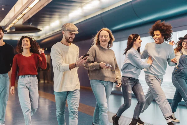 Grupo Jóvenes Amigos Divierten Metro Metropolitano Subterráneo Gente Moda Feliz —  Fotos de Stock