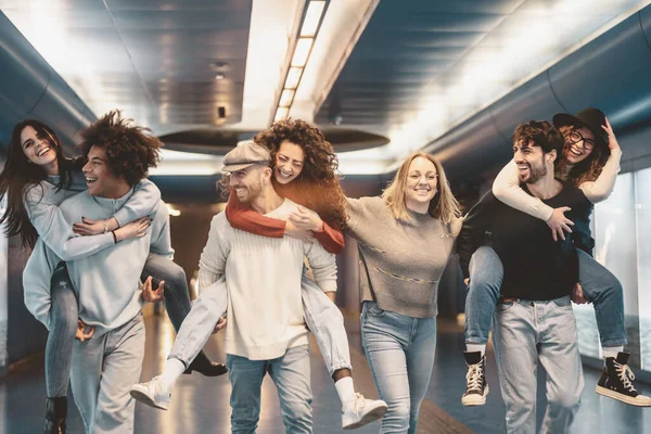 Gruppeunge Venner Som Har Det Gøy Med Snurre Rundt Undergrunnsbanen – stockfoto