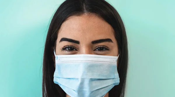 Młoda Kobieta Masce Chirurgicznej Twarzy Młoda Dziewczyna Pomocą Maski Twarzy — Zdjęcie stockowe
