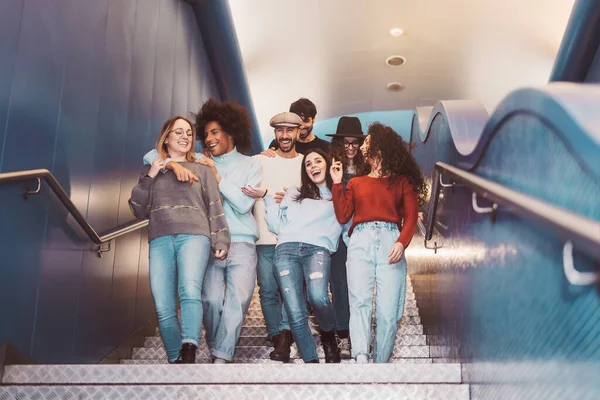 Groep Jonge Vrienden Hebben Plezier Metro Ondergrondse Metropool Gelukkig Trendy — Stockfoto