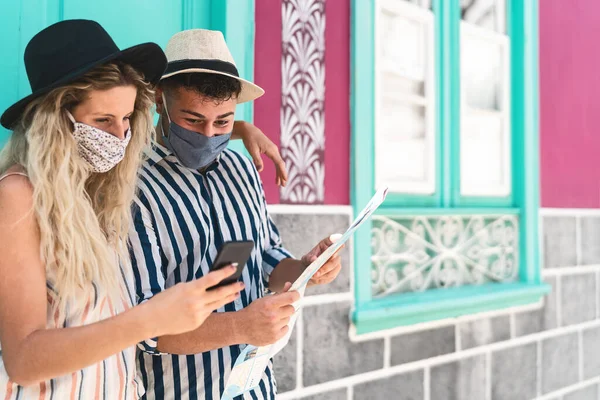 Young Couple Wearing Face Protective Mask While Using Mobile Phone — Stock Photo, Image