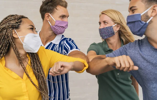 얼굴을 마스크를 친구들이 코로나 바이러스 확산을 팔꿈치를 흔들며 새로운 사회적 — 스톡 사진