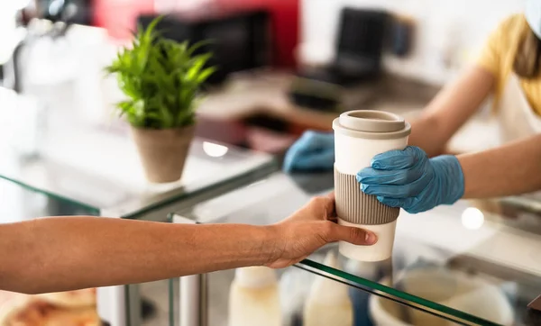 Bar Eigenaar Werkt Alleen Met Take Away Orders Tijdens Corona — Stockfoto