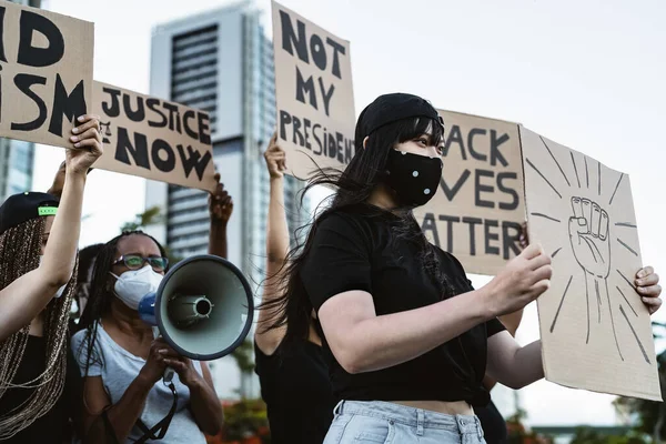 反对种族主义和争取平等的积极分子运动 不同文化的示威者和街头争取平等权利的种族抗议 黑人生命问题抗议城市概念 — 图库照片