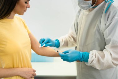 Corona virüsü salgınını önlediği ve durdurduğu için hastanedeki genç hastaya şırınga aşısı yapan doktor - Covid19 hastalığına karşı sağlık ve tedavi