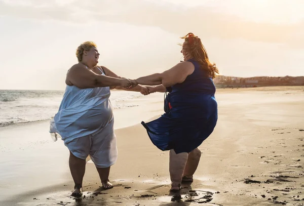 快乐加身材的女人在海滩上跳舞 在热带度假期间享受快乐的曲线超重女孩 超大自信的人的生活方式概念 — 图库照片
