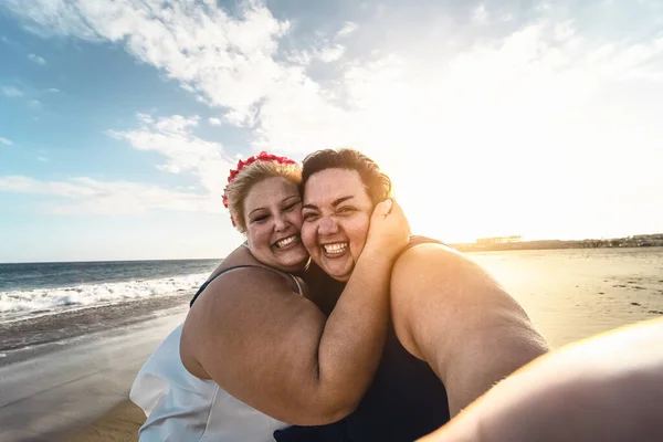 Happy Size Women Taking Selfie Beach Curvy Overweight Girls Having — Stock Photo, Image