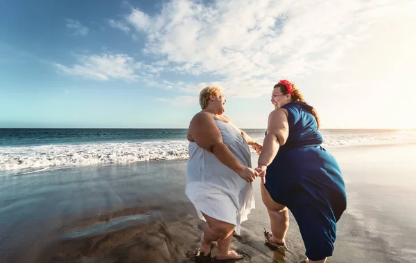 快乐加身材的女人在海滩上跳舞 在热带度假期间享受快乐的曲线超重女孩 超大自信的人的生活方式概念 — 图库照片