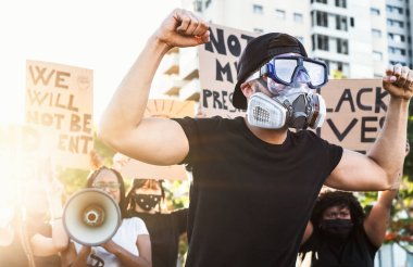 Irkçılığı ve eşitlik mücadelesini protesto eden aktivist hareket - farklı kültürlerden göstericiler ve eşit haklar için sokakta ırk protestoları - Siyahi yaşamları şehir kavramını protesto ediyor