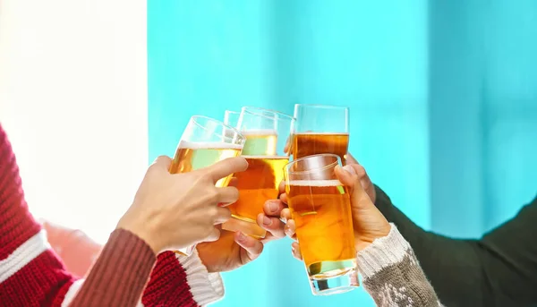Glückliche Freunde Beim Festlichen Anstoßen Den Winterferien Junge Leute Trinken — Stockfoto