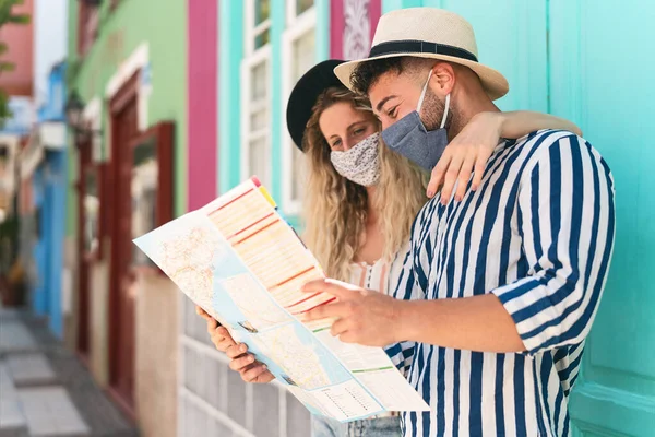 Young Couple Wearing Face Mask Holding Travel Map Travelers People — Stock Photo, Image