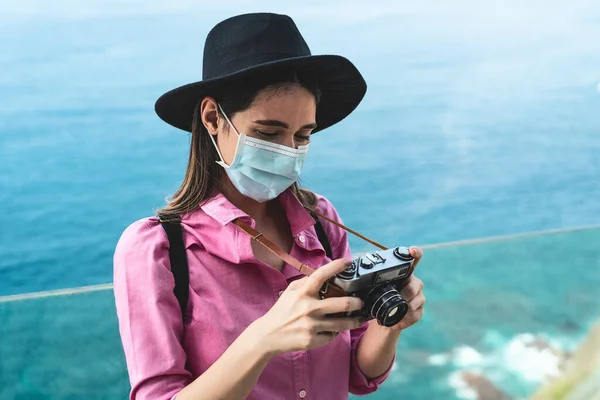 Young Travel Woman Photographing Old Vintage Camera Happy Girl Wearing — Stock Photo, Image