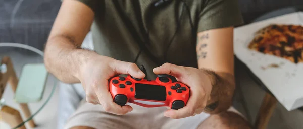 Hombre Feliz Jugando Videojuegos Línea Joven Jugador Divirtiéndose Consola Nueva — Foto de Stock