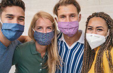 Corona virüsünün yayılmasını önlemek için maske takan arkadaşlar - Coronavirus salgını sırasında genç insanların portresi - Sağlık hizmetleri insanları ve gençlerin çok ırklı yaşam tarzı arkadaşlık kavramı