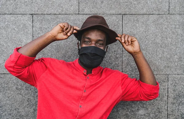 Afričan Módní Muž Nosí Ochrannou Masku Obličeje Aby Zabránilo Šíření — Stock fotografie