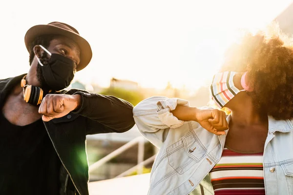 Amigos Afro Americanos Usando Máscara Protetora Facial Fazendo Novas Saudações — Fotografia de Stock