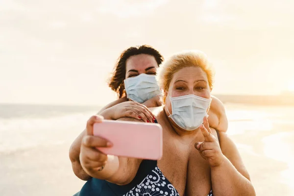 Happy Size Kobiety Robiące Selfie Mobilnym Smartfonem Plaży Przyjaciele Nadwagą — Zdjęcie stockowe