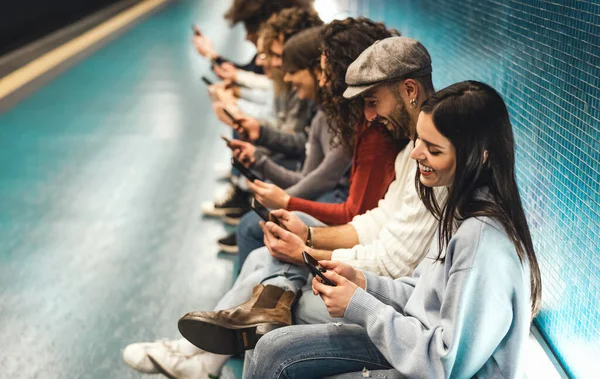 Νέοι Που Χρησιμοποιούν Κινητό Smartphone Ενώ Κάθονται Στο Μετρό Περιμένοντας — Φωτογραφία Αρχείου