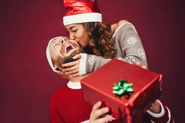 Pasangan Berbahagia Yang Merayakan Hadiah Berbagi Waktu Natal Pasangan Muda — Stok Foto