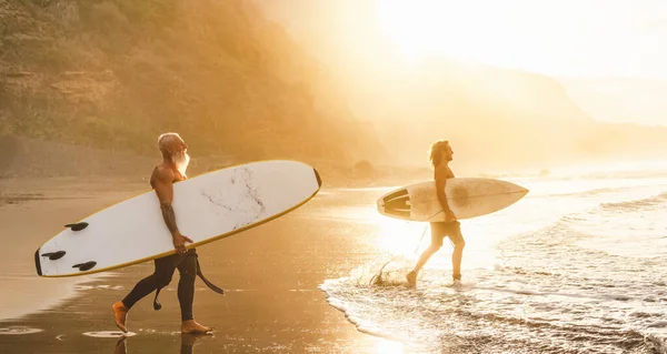 Happy Friends Different Age Surfing Together Tropical Ocean Αθλητικοί Άνθρωποι — Φωτογραφία Αρχείου