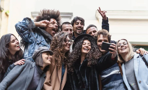 Jóvenes Tomando Selfie Con Smartphone Móvil Aire Libre Amigos Felices —  Fotos de Stock