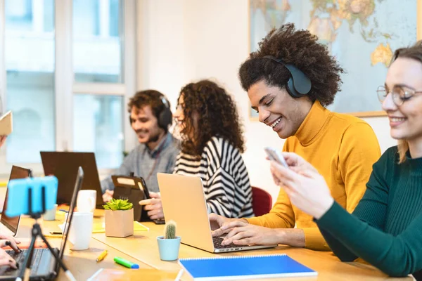 Jovens Amigos Trabalhando Juntos Dentro Espaço Criativo Trabalho Trabalho Equipe — Fotografia de Stock