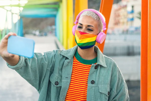 Mujer Joven Con Máscara Orgullo Gay Escuchando Música Con Auriculares —  Fotos de Stock