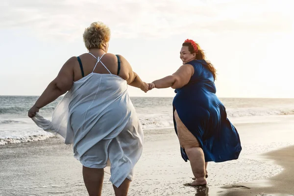 热带度假期间在海滩上玩得开心的快乐女性 超大自信的人的生活方式理念 — 图库照片