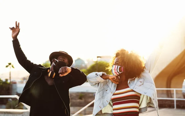 Amigos Afroamericanos Con Máscara Protectora Facial Haciendo Nuevos Saludos Distancia — Foto de Stock