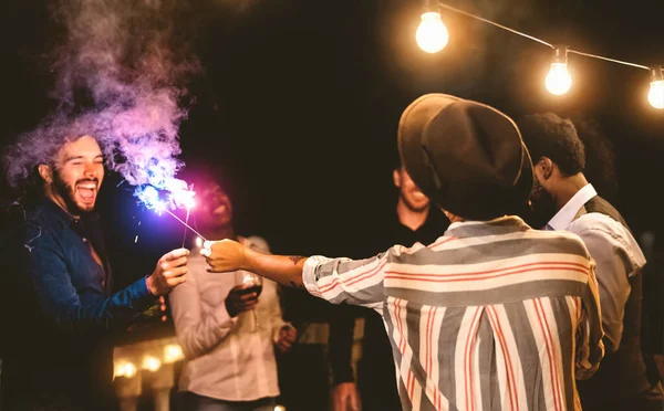 Mutlu Genç Arkadaşlar Yılbaşı Gecesini Havai Fişeklerle Terasında Şarap Içerek — Stok fotoğraf