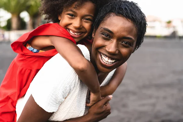 Família Africana Feliz Divertindo Praia Durante Férias Verão Afro Mãe — Fotografia de Stock