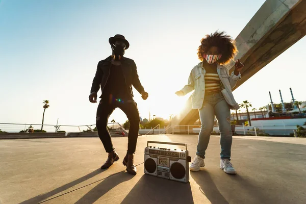 Jovens Amigos Afro Vestindo Máscara Facial Dançando Livre Enquanto Ouvem — Fotografia de Stock