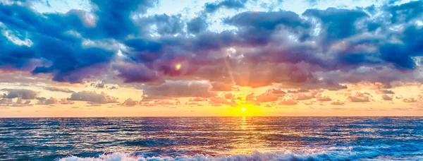 Puesta Sol Mar Mediterráneo Con Cielo Nublado Escénico Italia —  Fotos de Stock