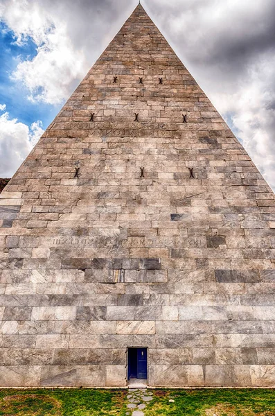 Veduta Panoramica Della Piramide Cestio Simbolo Del Quartiere Testaccio Roma — Foto Stock