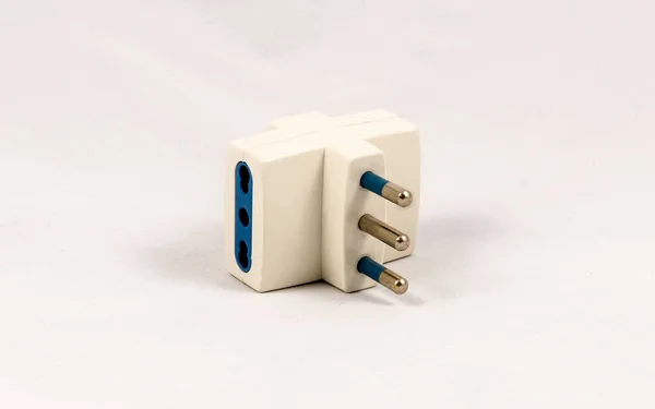 Drieweg Adapter Voor Elektrische Stekkers Geïsoleerd Witte Achtergrond — Stockfoto