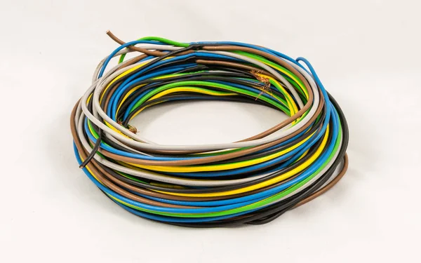 Rouleau Câbles Électriques Multicolores Isolés Sur Fond Blanc — Photo