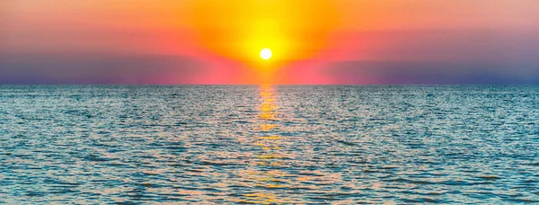 Puesta Sol Escénica Mar Mediterráneo Final Del Verano —  Fotos de Stock