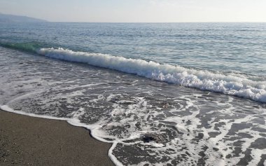 Calabria, İtalya 'da Thyrrenian sahilinde manzaralı kumlu bir sahil manzarası