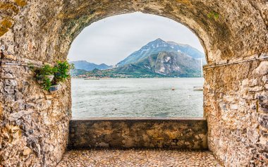 Doğal taş kemer Como Gölü ve mesafe, Varenna, İtalya Menaggio şehir manzaralı balkon