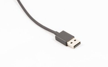 Siyah usb kablosu beyaz arkaplanda izole edildi