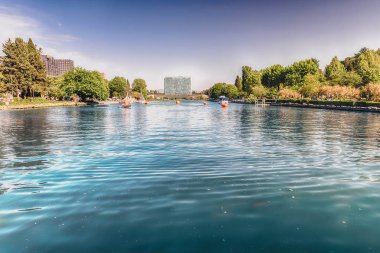 EUR bölgesindeki yapay göl manzarası, Roma, İtalya