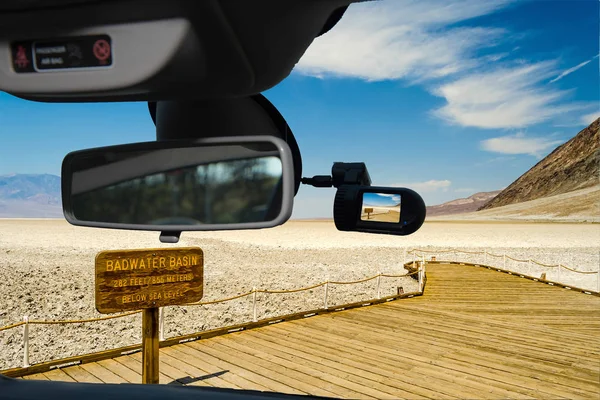 Kijkend Naar Een Dashcam Auto Camera Geïnstalleerd Een Voorruit Met — Stockfoto