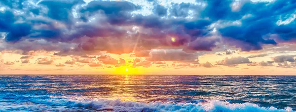 Puesta Sol Mar Mediterráneo Con Cielo Nublado Escénico Italia —  Fotos de Stock