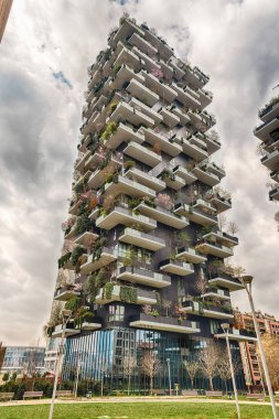 Milan - 30 Mart: Bosco Verticale - İngilizce: dikey ormandır - Milan, İtalya, konut kuleleri bir çift 30 Mart 2018. Binalar genel olarak 2015 en uzun bina Worldwide verilmiştir