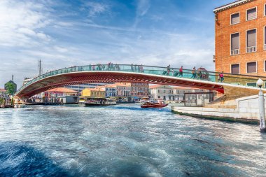 Venice, İtalya - 29 Nisan: tartışmalı Anayasa Köprüsü Venedik, İtalya üzerinde 29 Nisan 2018 üzerinde yürüyen turist. Santiago Calatrava, köprü Garı 2008 yılında starchitect tarafından tasarlanan